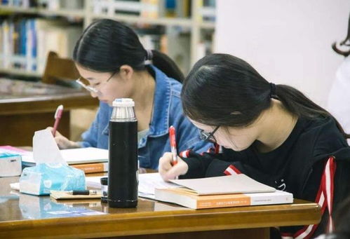 清华女神非清华毕业引热议，考研名师被质疑学历背景