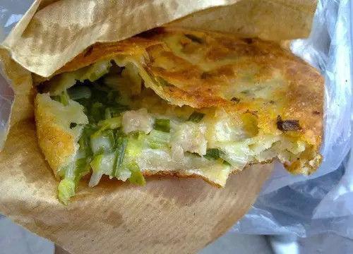 沪上网红阿大葱油饼开业近一月，排队热潮不减，传统美食魅力依旧